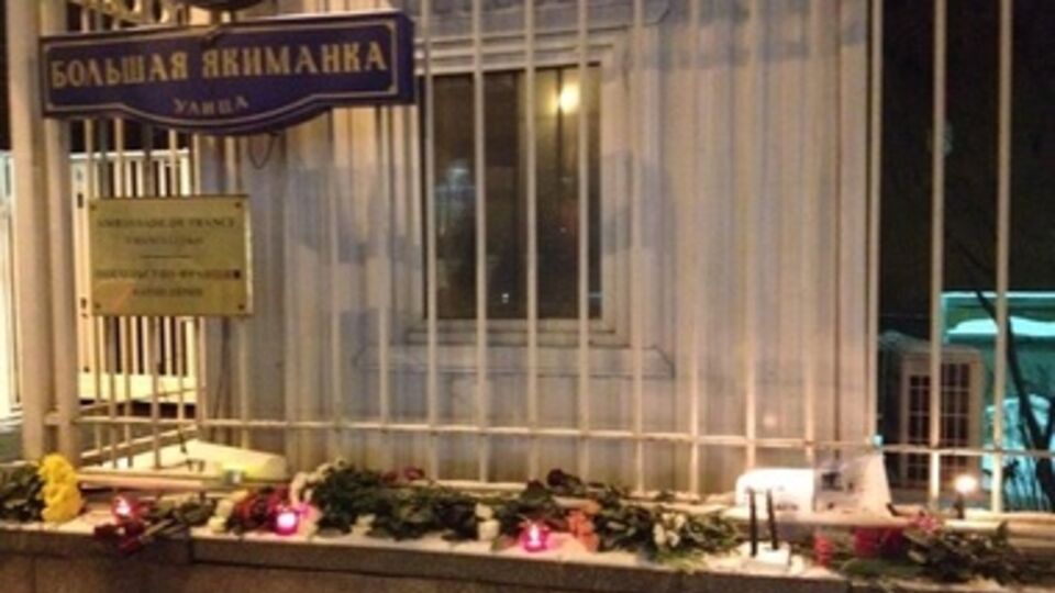 Москвичи принесли к посольству Франции цветы