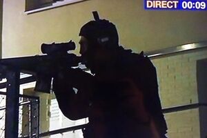 В Рейсме элитные спецназовцы штурмуют террористов