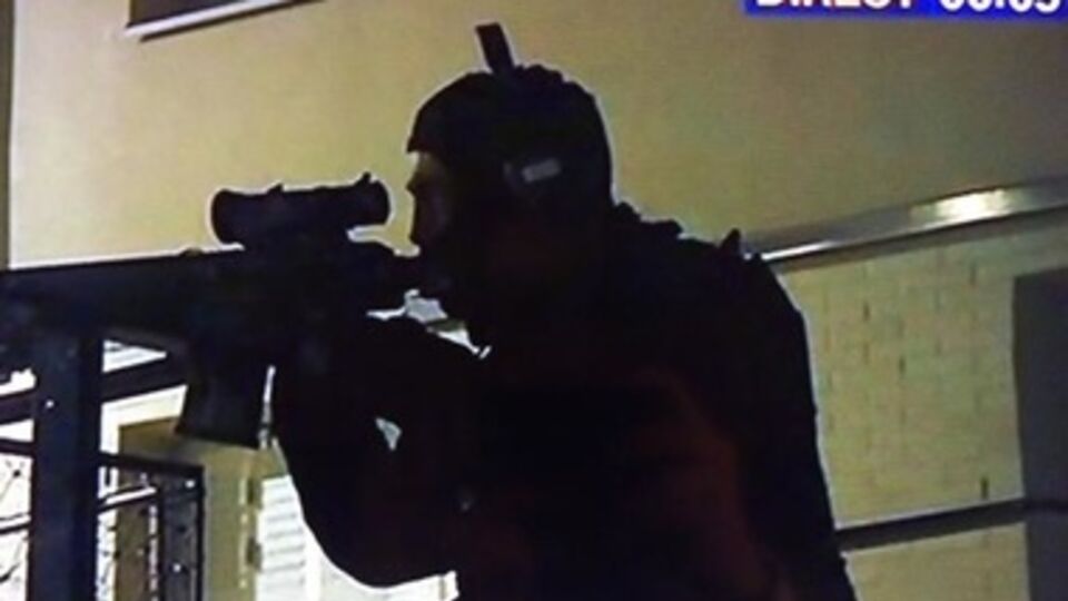 В Рейсме элитные спецназовцы штурмуют террористов