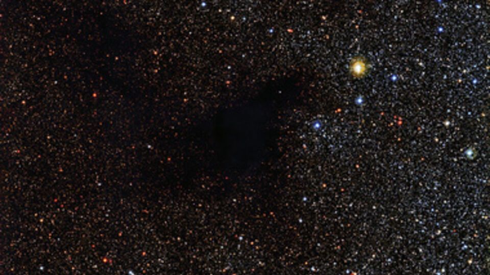 Молекулярное облако на небе выглядит как "пустота"