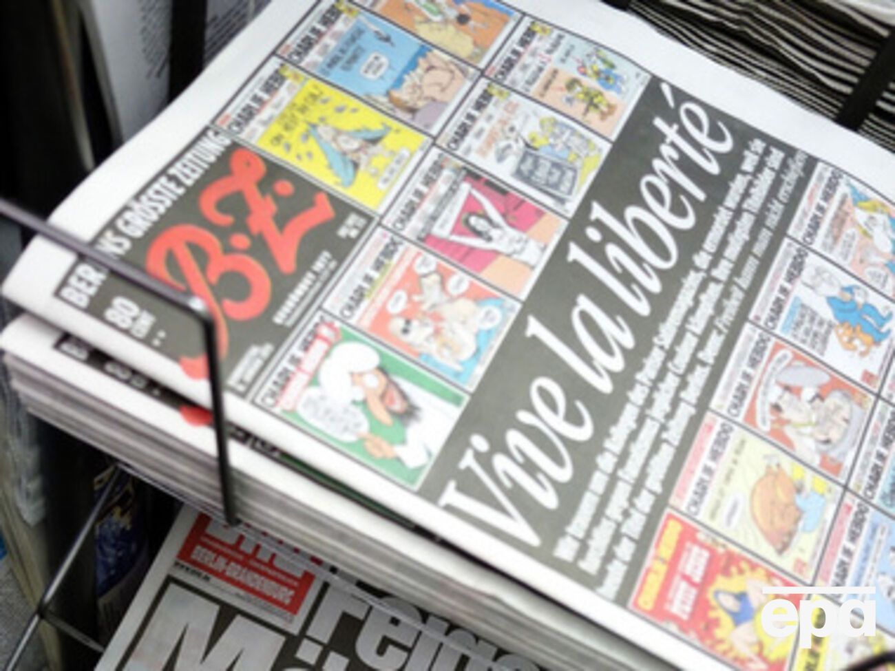 Источник, который отказался назвать свое имя, сообщил, что близкие к террористам люди в настоящее время подвергаются допросу со стороны полиции