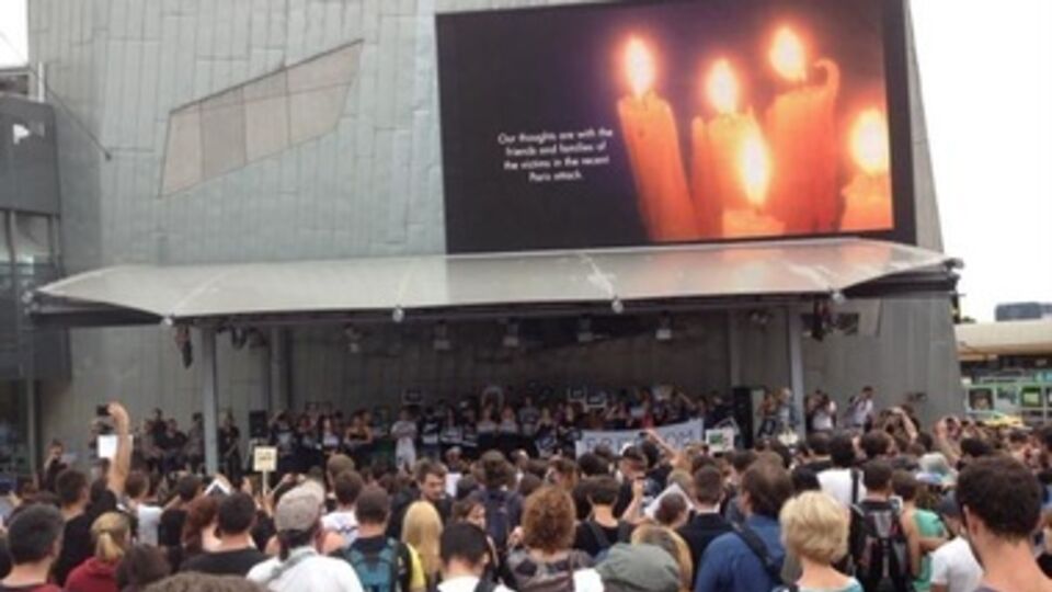 Погибших почтили минутой молчания, затем желающие выступили на французском и английском языках