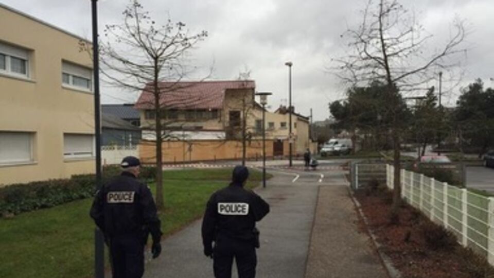 Внутрь здания попали три гранаты, на месте происшествия работают саперы