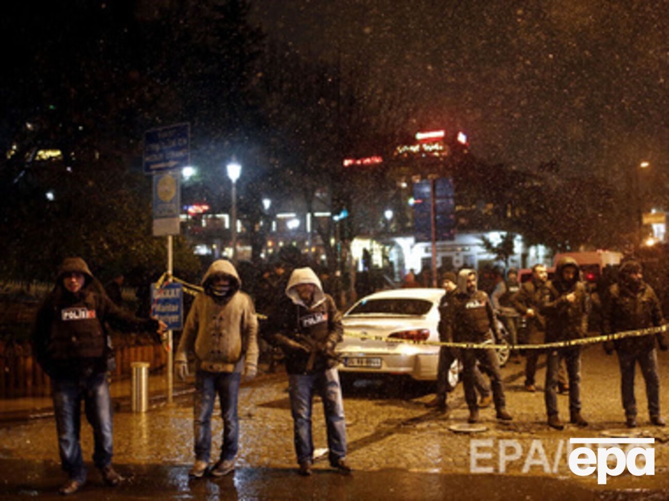 В результате теракта погибла сама смертница и один полицейский