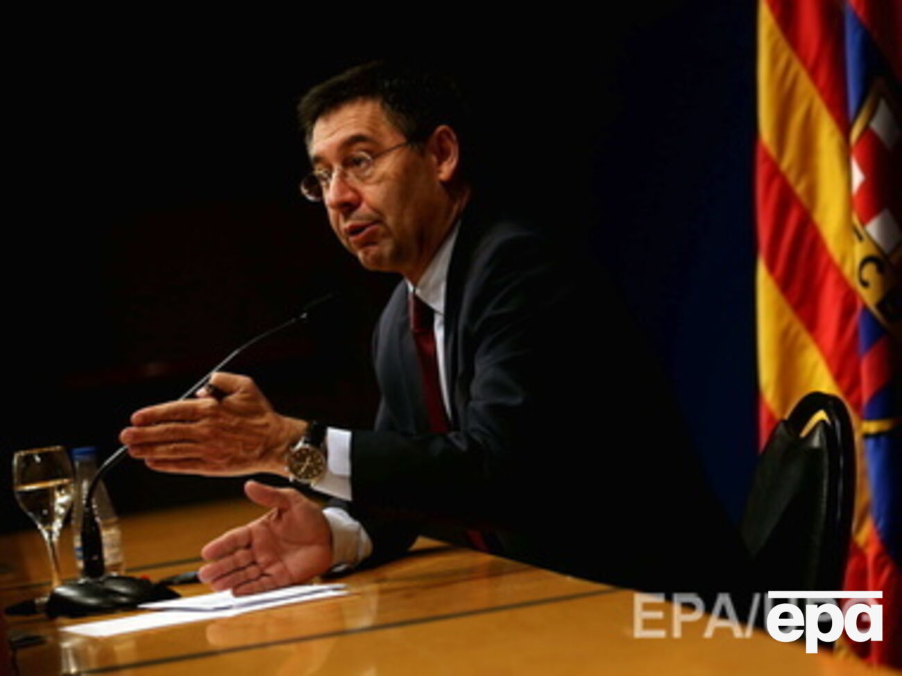 Президент "Барселоны" Хосеп Бартомеу не поедет на церемонию вручения "Золотого мяча" из-за конфликта с ФИФА