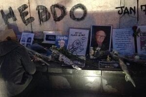 В центре Парижа второй день подряд собирается митинг в поддержку Charlie Hebdo. Фоторепортаж