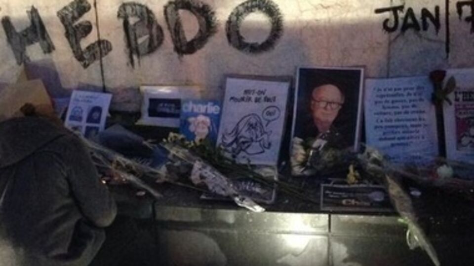 В центре Парижа второй день подряд собирается митинг в поддержку Charlie Hebdo. Фоторепортаж