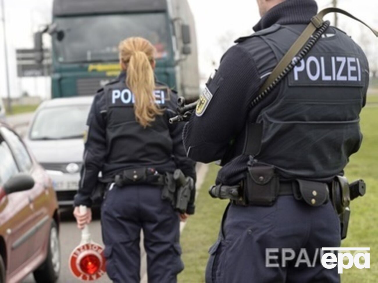 Полиция вторые сутки ищет боевиков, устроивших теракт в редакции французской газеты