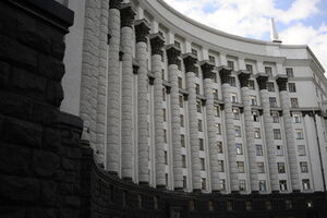 Согласно постановлению Кабмина, в новогодне-рождественские праздники в здании по очереди, согласно графику, дежурят министры