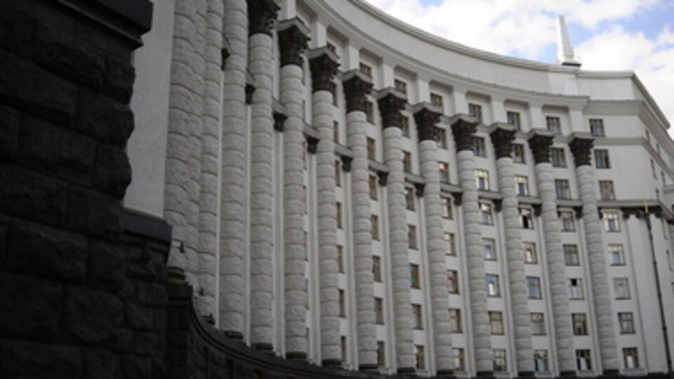 Согласно постановлению Кабмина, в новогодне-рождественские праздники в здании по очереди, согласно графику, дежурят министры