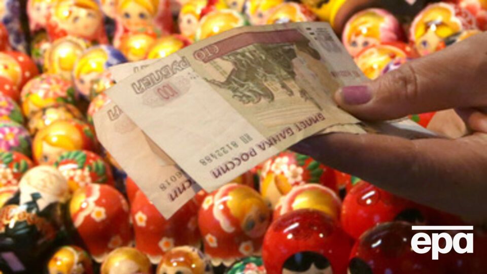 Рубль укрепился к доллару и евро