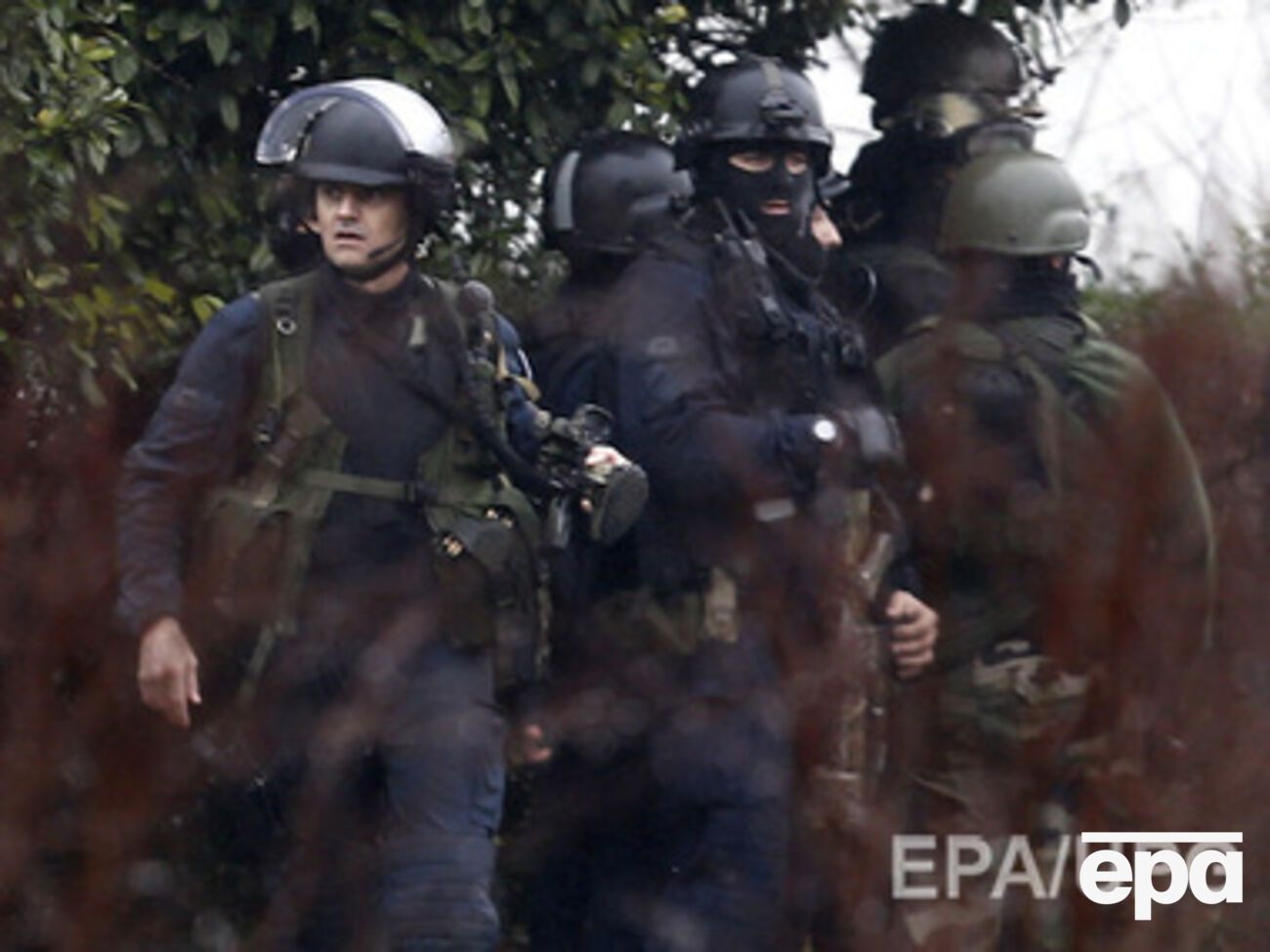 Полицейский спецназ ведет переговоры с двумя мужчинами, захватившими заложников в департаменте Сена и Марна во Франции