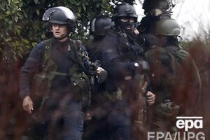 Полицейский спецназ ведет переговоры с двумя мужчинами, захватившими заложников в департаменте Сена и Марна во Франции