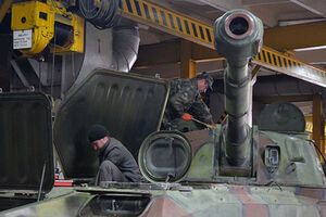 Военные ремонтники в Ровенской области восстанавливают технику для АТО. Фоторепортаж