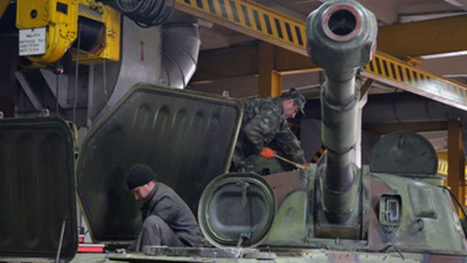 Военные ремонтники в Ровенской области восстанавливают технику для АТО. Фоторепортаж