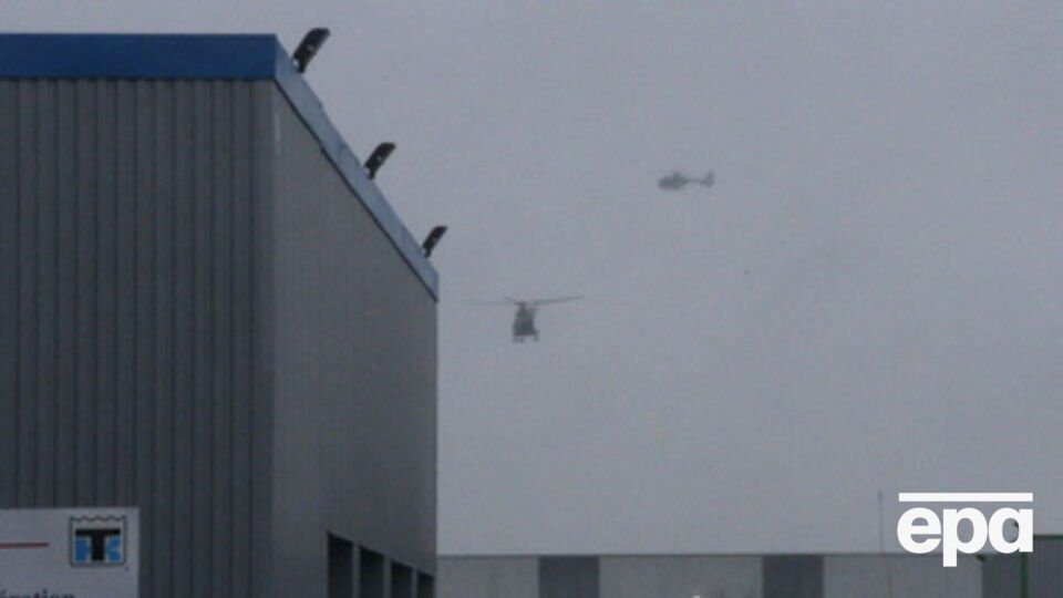 Один из братьев Куаши был одет как полицейский, в бронежилете и с оружием