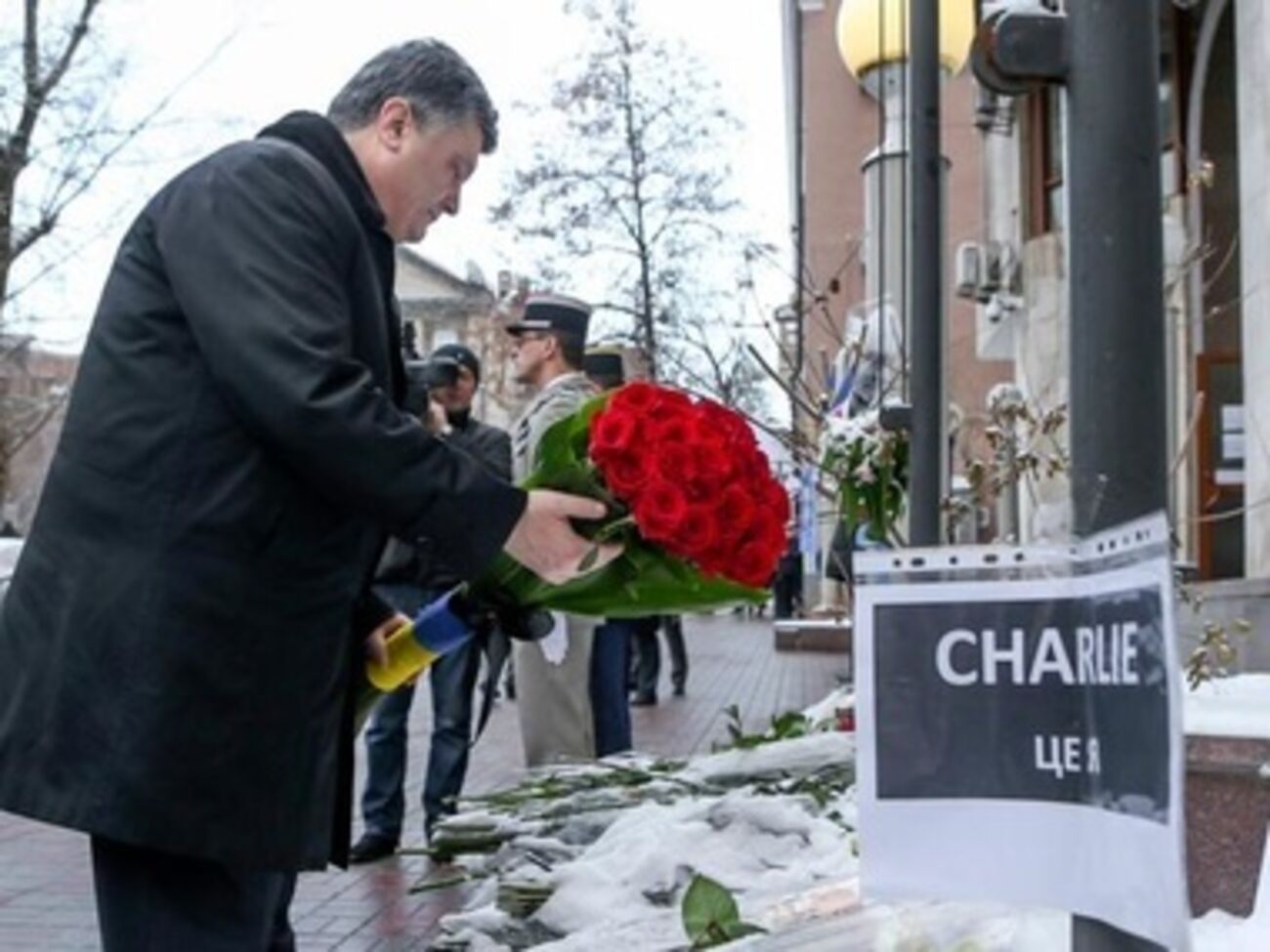Порошенко возложил цветы в память жертв Charlie Hebdo