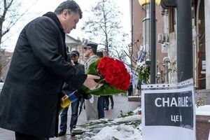 Порошенко возложил цветы в память жертв Charlie Hebdo