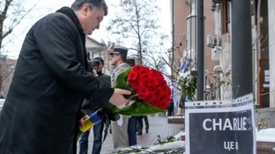 Порошенко возложил цветы в память жертв Charlie Hebdo