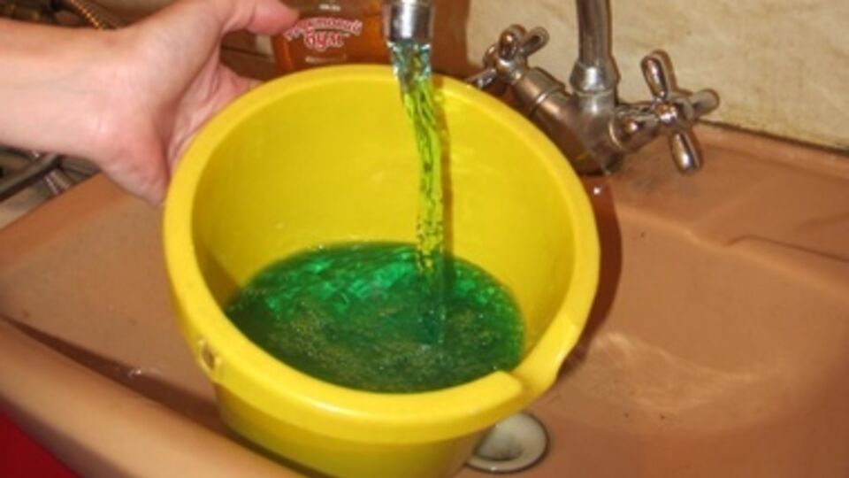 При появлении в кране зеленоватой воды необходимо обратиться в "Киевэнерго"