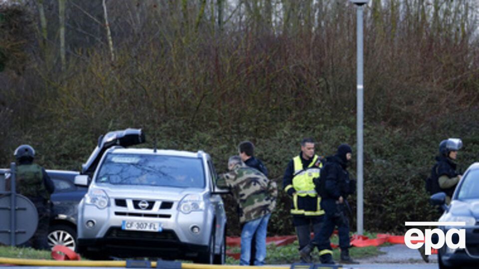 Парижский террорист пообещал убить заложников в случае штурма здания, где находятся братья Куаши