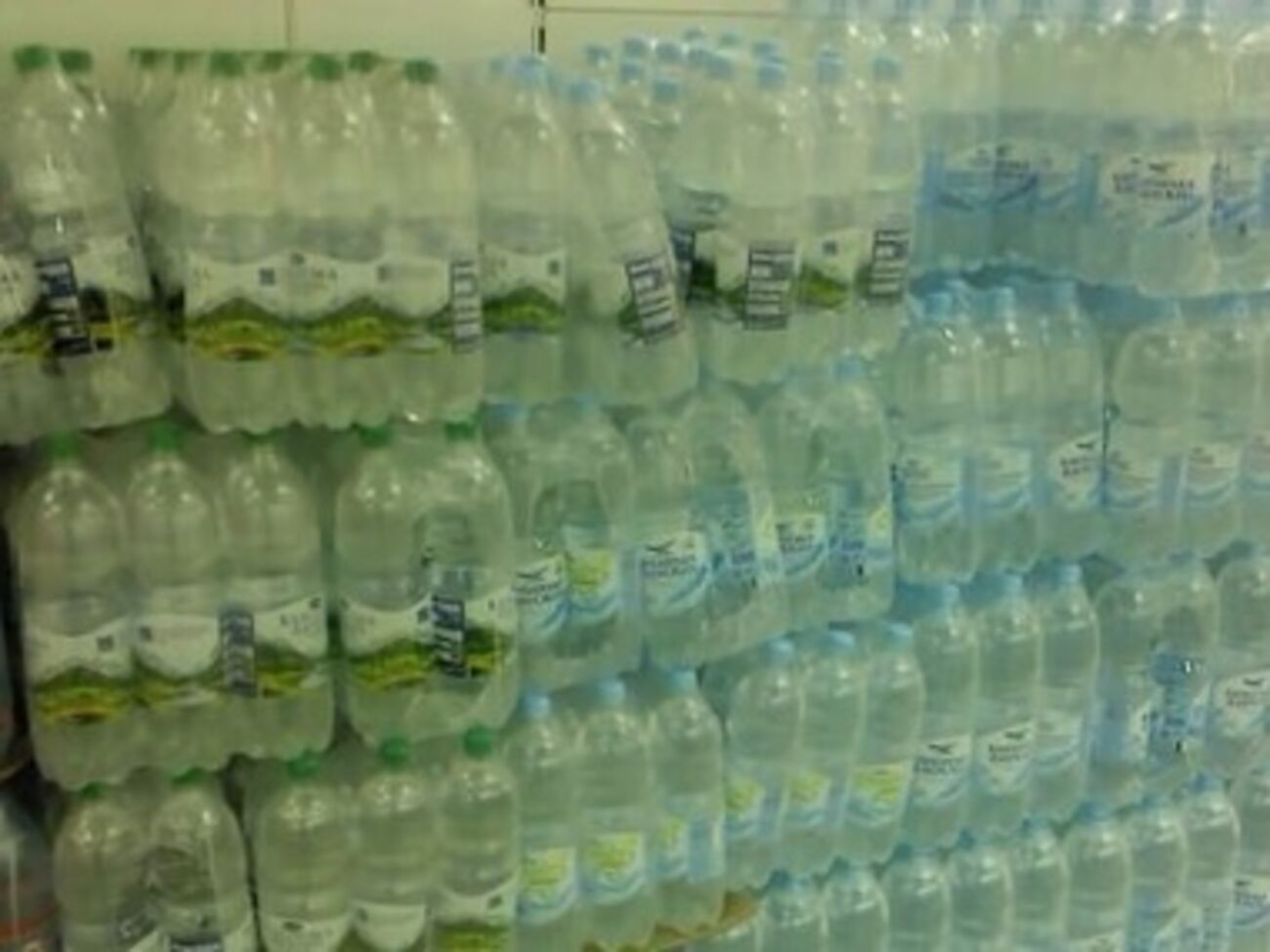 В сети распространяют фото с обрезанными этикетками