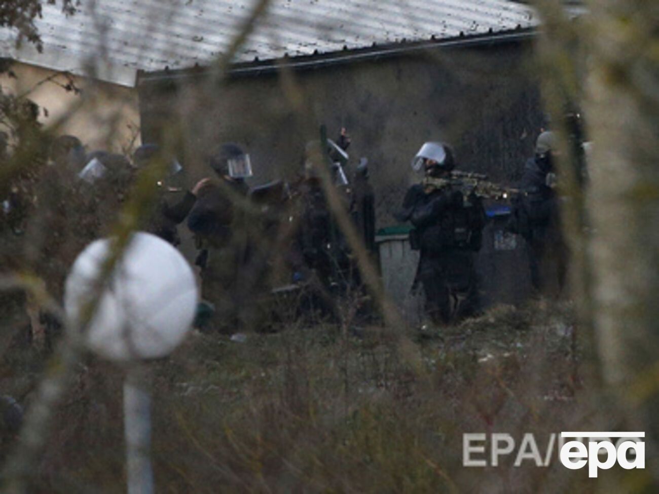 По последним данным, террорист и четверо заложников погибли во время штурма