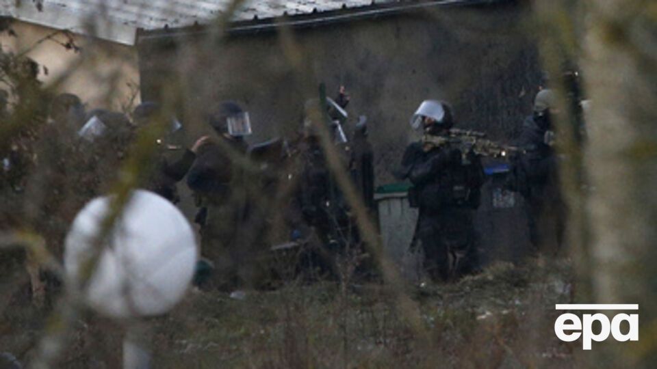 По последним данным, террорист и четверо заложников погибли во время штурма