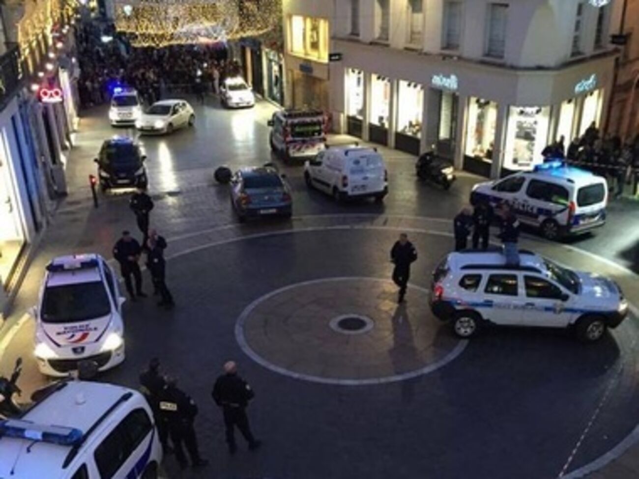 Во Франции третий раз за день захватили заложников