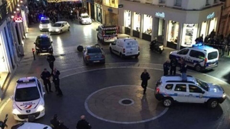 Во Франции третий раз за день захватили заложников