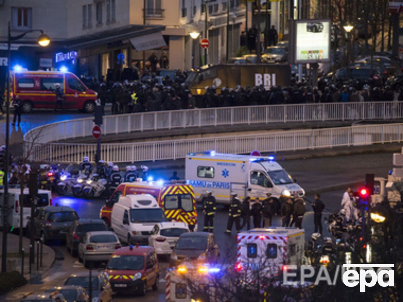 В Париже уничтожили террористов во время штурма