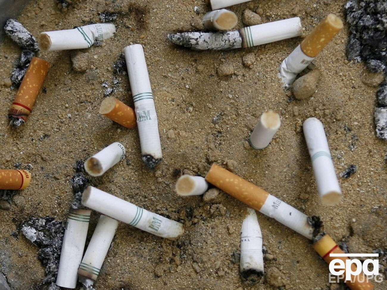 С парижских улиц ежегодно собирают 3500 тонн окурков