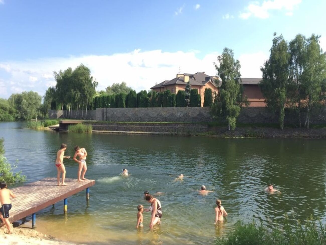 15 июня охранник&nbsp;из частного домовладения на берегу пруда&nbsp;открыл прицельную стрельбу по детям