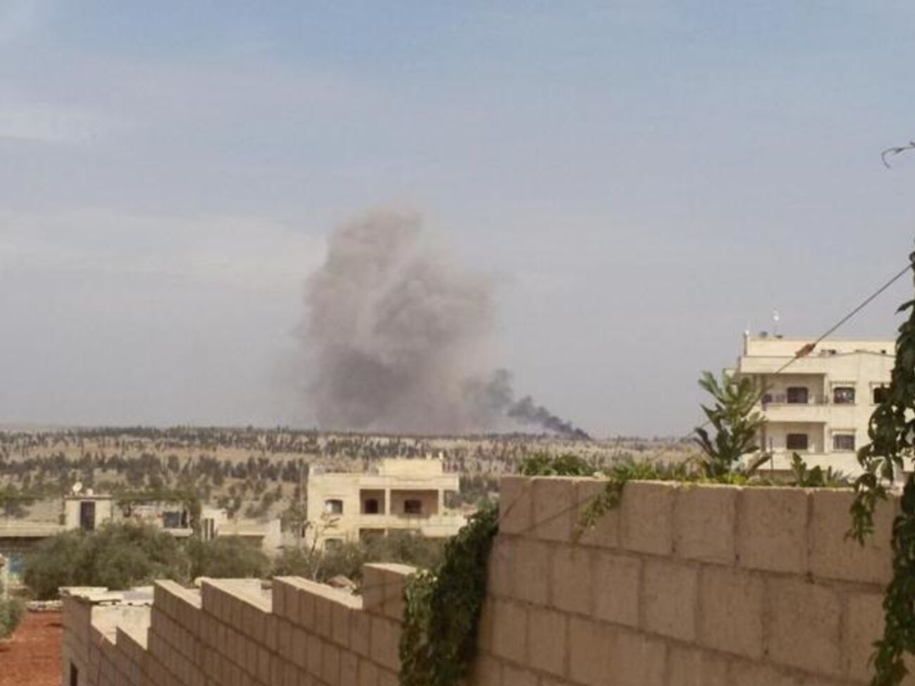 Фото из соцсетей, возможно, сегодняшнего авиаудара по сирийскому Ахрар аль-Шаму