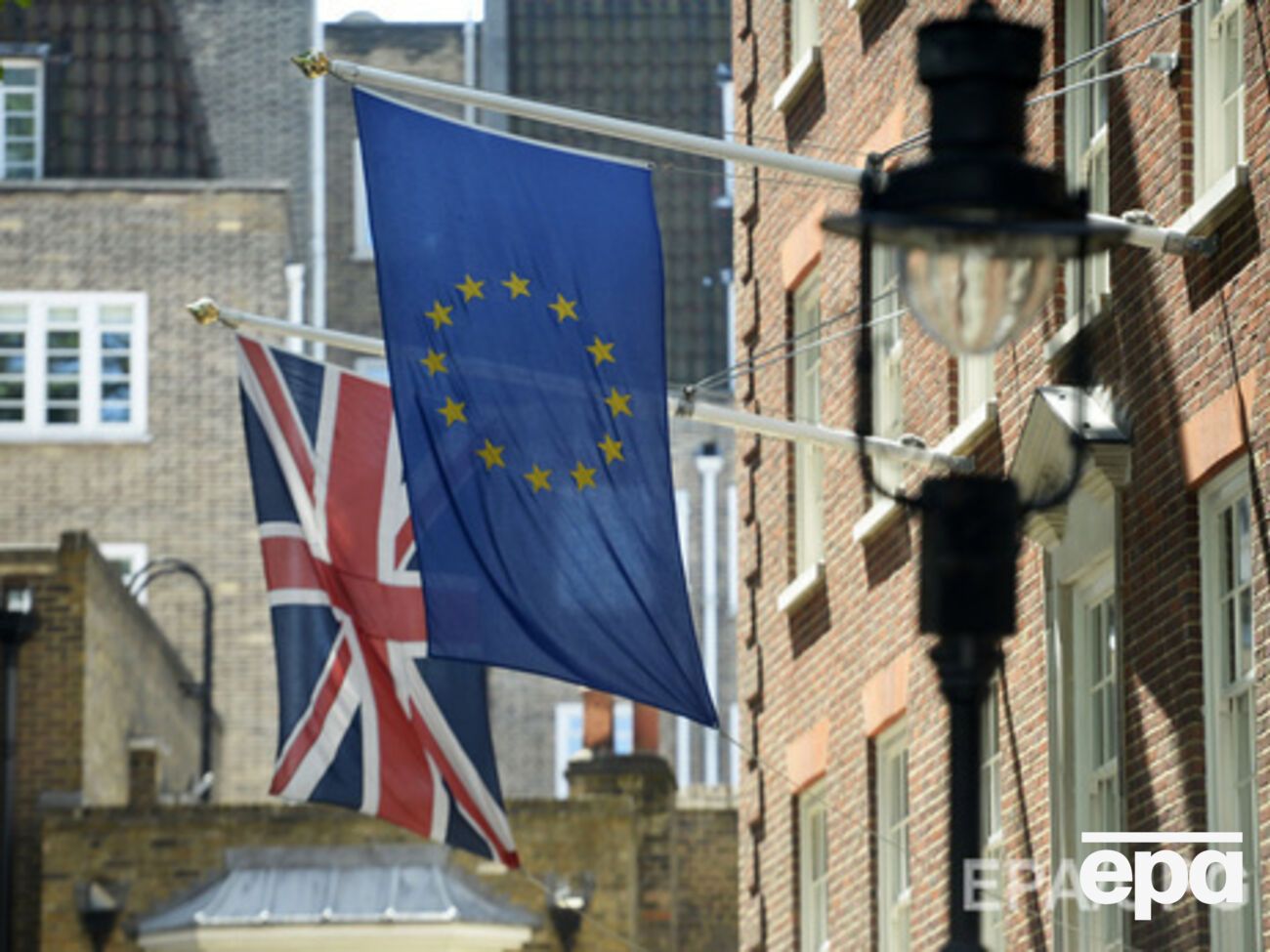 Большинство британцев все же хотят остаться в ЕС