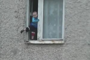 Ребенок выбрался на карниз через открытую створку окна