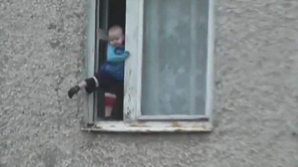 Ребенок выбрался на карниз через открытую створку окна