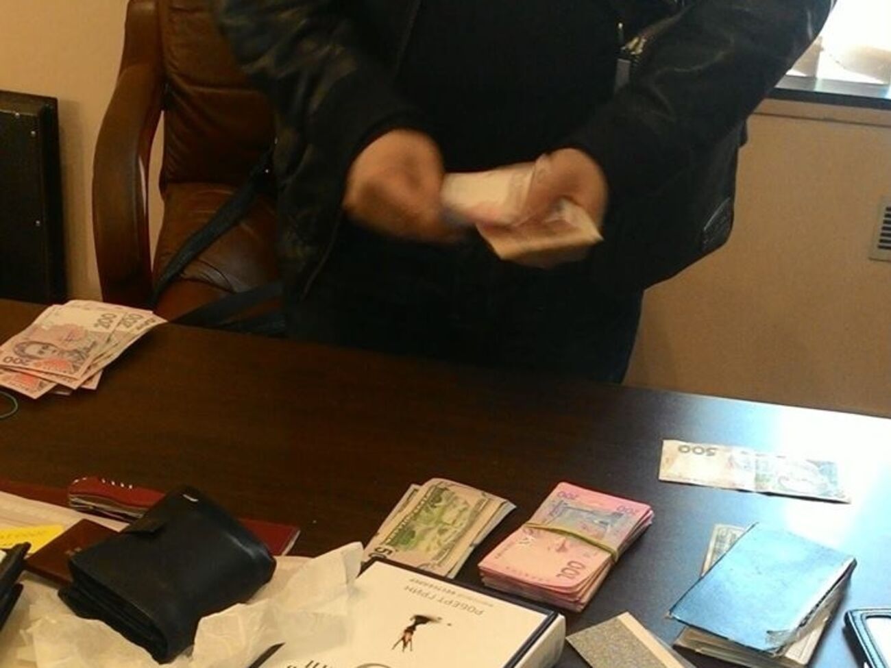 После получения чиновником денежных средств правоохранители на основании решения следственного судьи провели обыск места происшествия