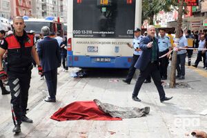 В Анкаре автобус врезался в остановку