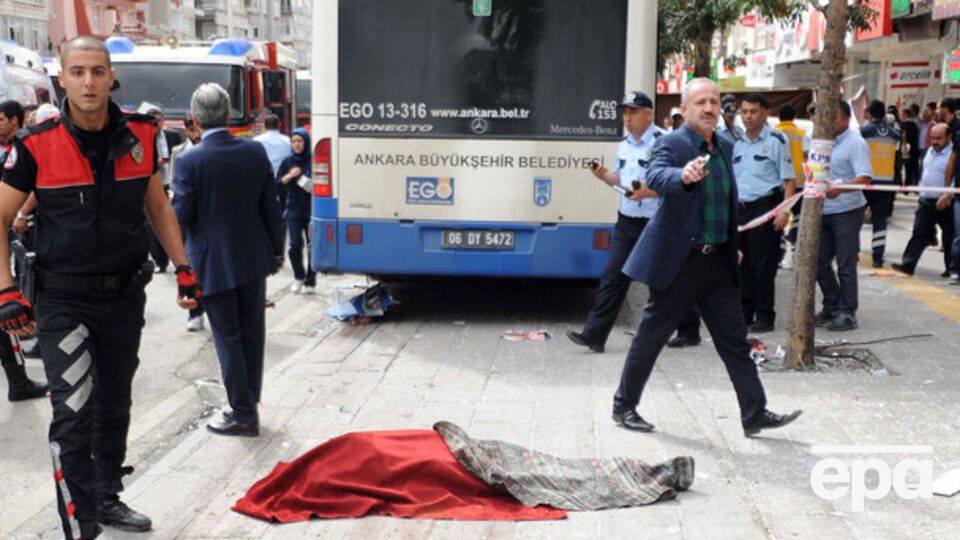 В Анкаре автобус врезался в остановку