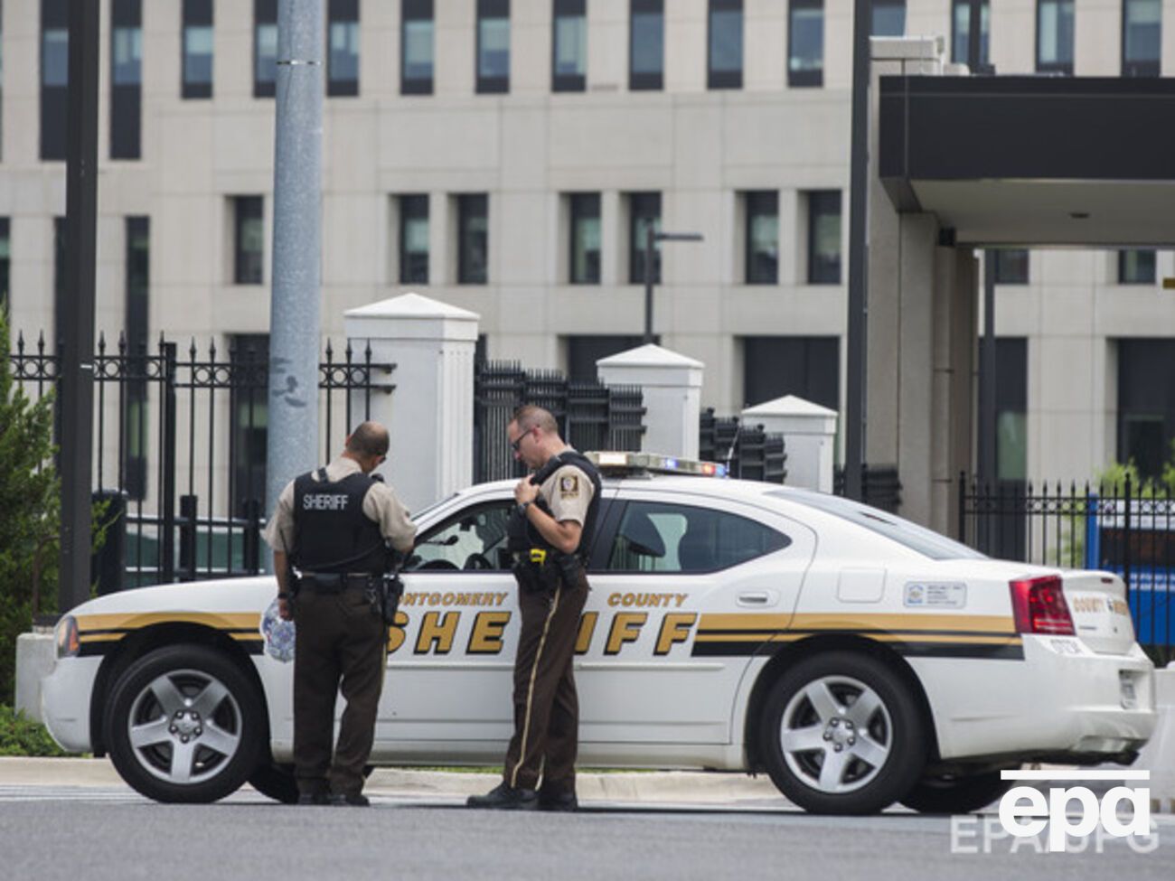 По данным американских СМИ, в результате стрельбы погибли 15 и пострадали 20 человек