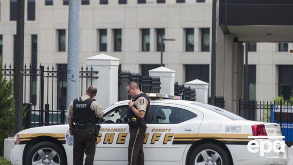 По данным американских СМИ, в результате стрельбы погибли 15 и пострадали 20 человек