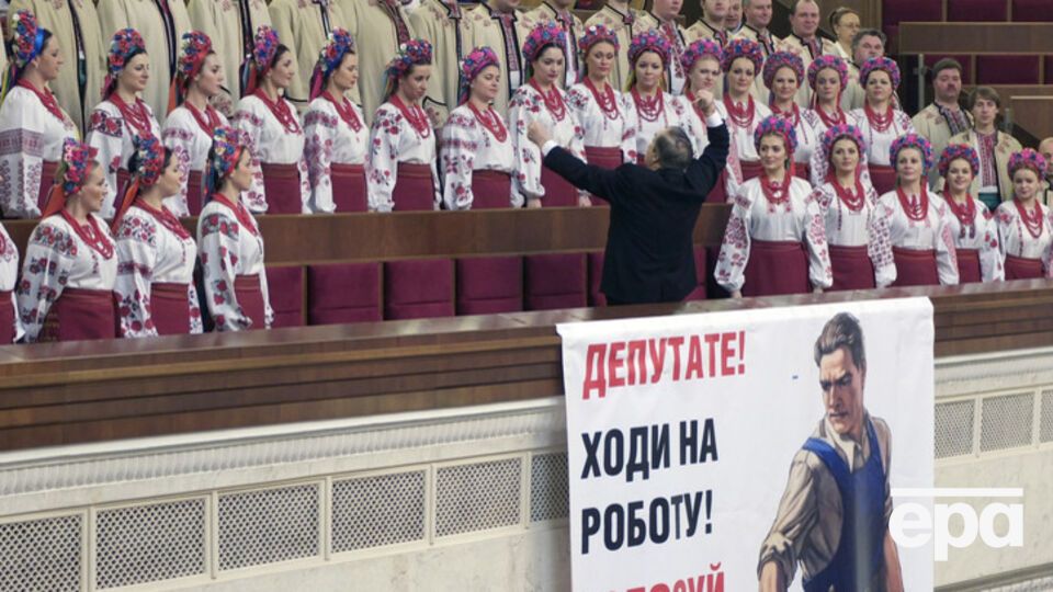 Часть страны захвачена Россией, экономика дышит на ладан, коррупция бьет ключом и все такое – но ведь могут же быть "совершенно неотложные" дела одновременно у четырех сотен народных депутатов?