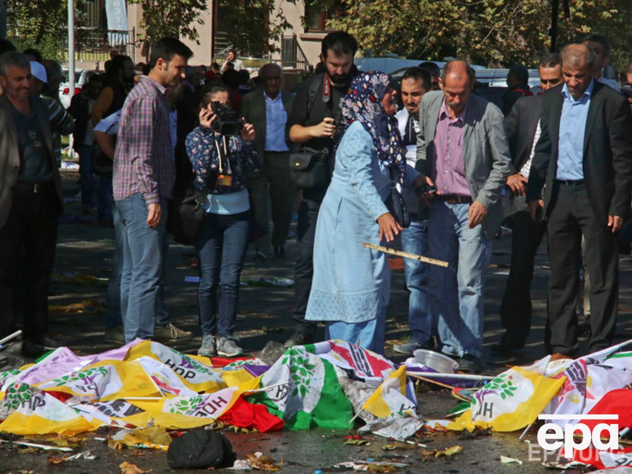 На месте взрыва разбросаны плакаты, которые принесли участники демонстрации