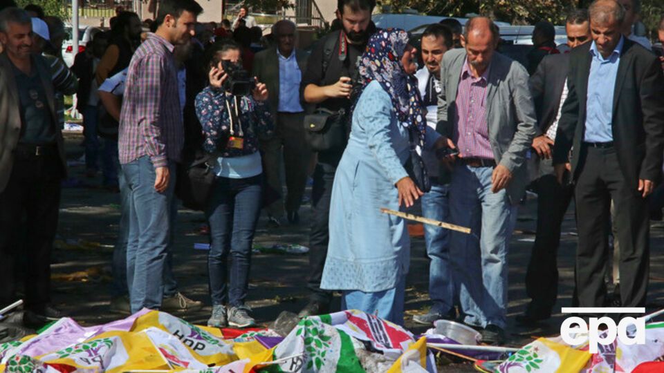 На месте взрыва разбросаны плакаты, которые принесли участники демонстрации