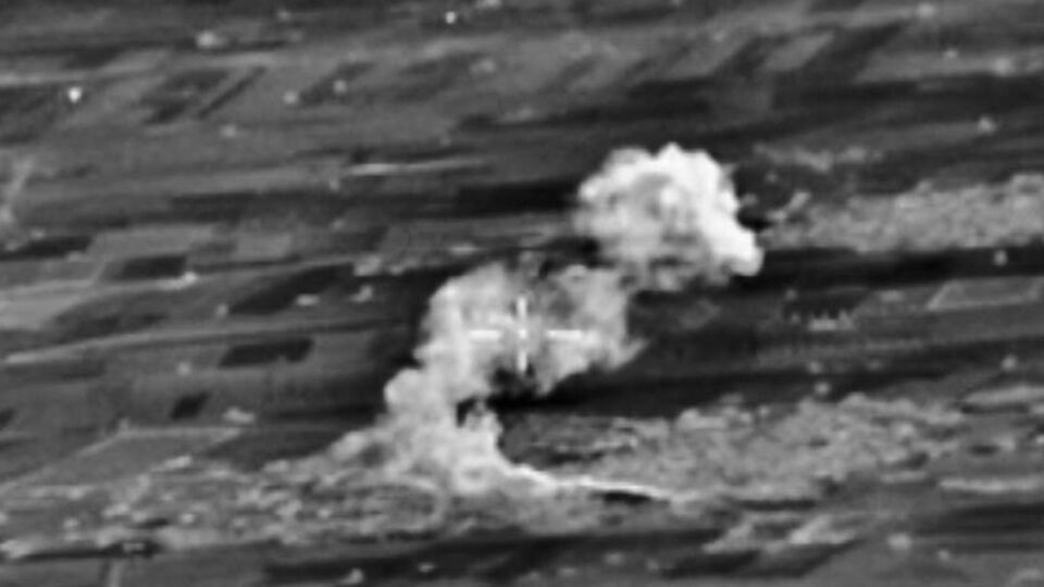 По словам российских военных чиновников, боевики ИГИЛ испытывают острую нехватку в вооружении, боеприпасах и горюче-смазочных материалах