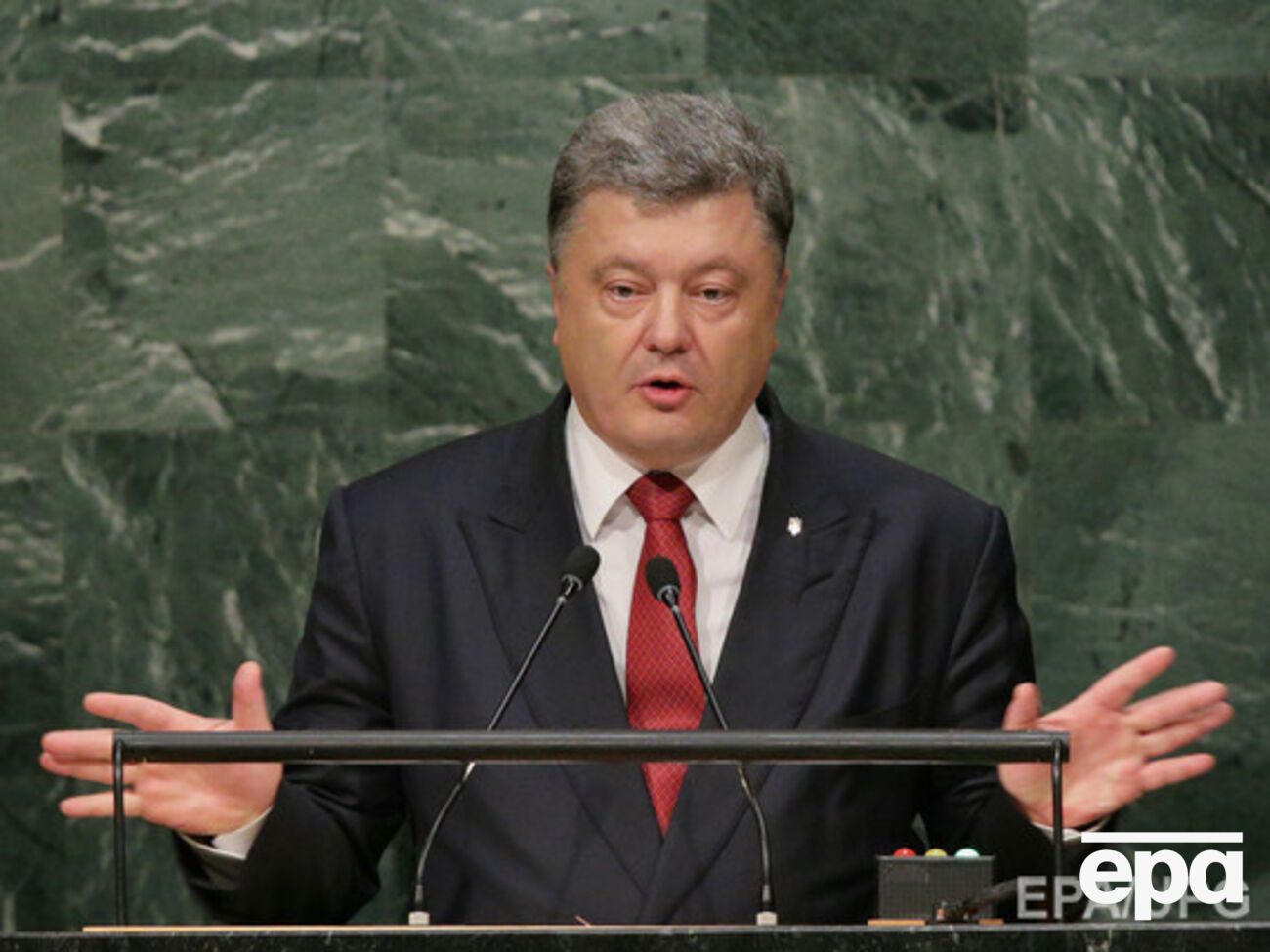 Порошенко: День защитника Отечества отныне и навсегда будет всенародным праздником