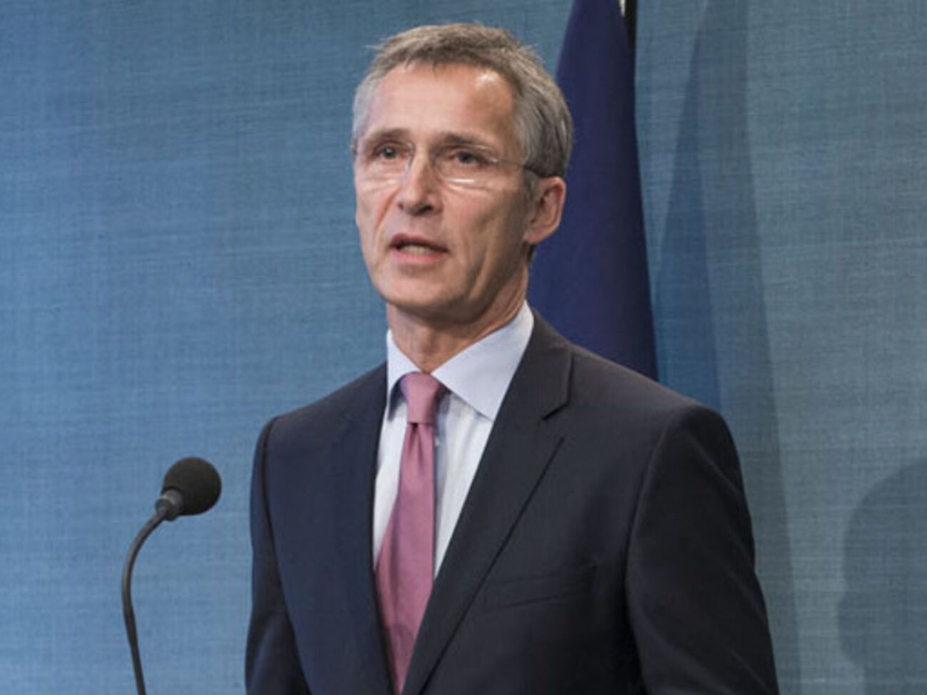 Столтенберг: Ужасающее нападение на людей, которые маршируют за мир, не имеет оправданий