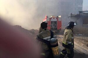 В результате обстрела в Донецке загорелся высотный жилой дом. Фоторепортаж