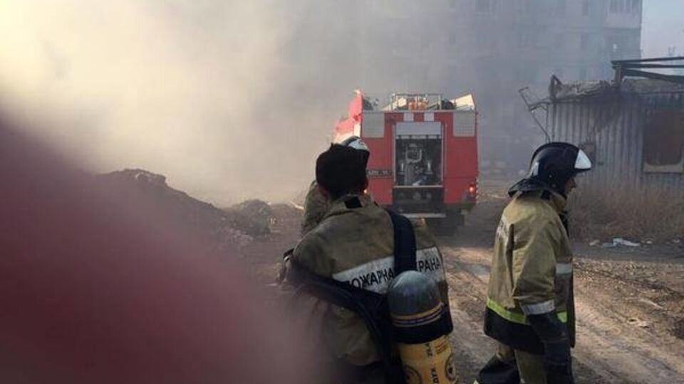 В результате обстрела в Донецке загорелся высотный жилой дом. Фоторепортаж